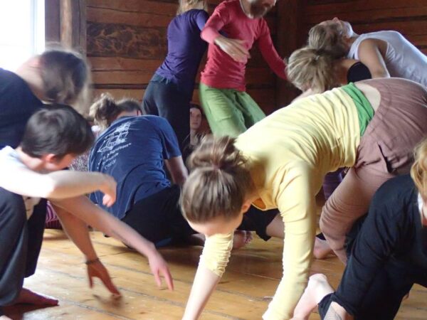 A group of people practising contact improvisaiton