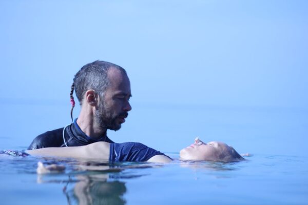 Gabriel och ElinMaria på en Aguahara-session på havet