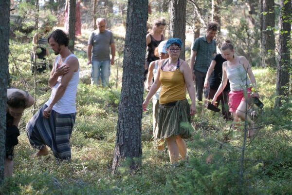 En grupp människor går i skogen