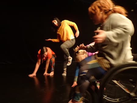 En grupp människor som dansar fritt på en scen.