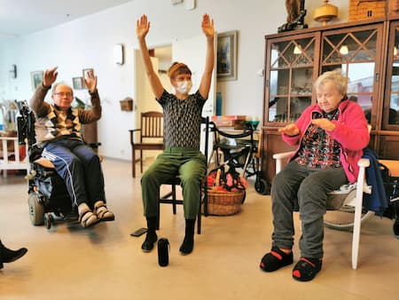 ElinMaria dansar med en grupp äldre personer.