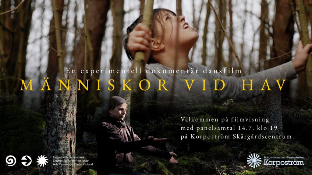 Affisch för "MÄNNISKOR VID HAV", en experimentell dansdokumentär med en kvinna i en skog som tittar upp och en man som sitter bland träden. Evenemang: 14 juli kl. 19.00 på Korpoström Skärgårdscentrum.