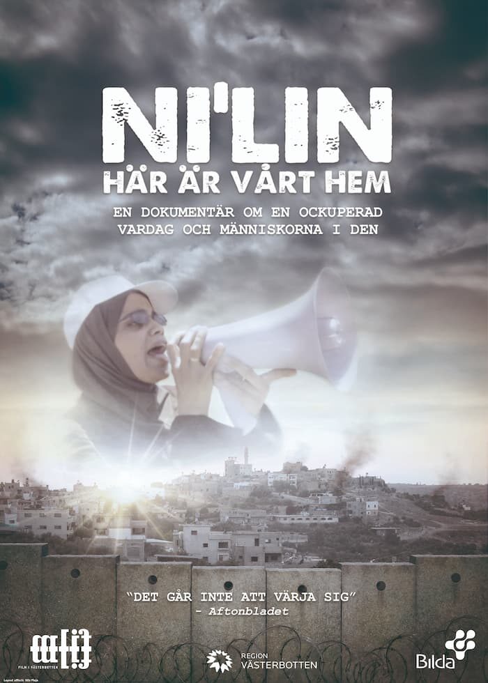 Poster for a documentary titled "Ni'lin Här Är Vårt Hem" featuring a person with a megaphone against a backdrop of a town and cloudy sky.